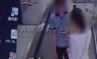 南京女生地铁遭咸猪手 父亲狠揍猥琐男(视频)