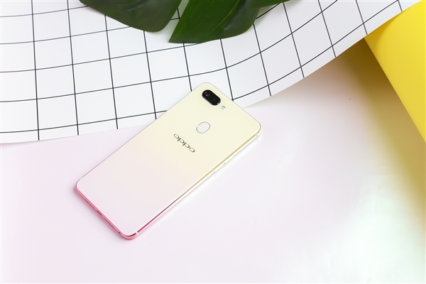 2699元 OPPO R15幻色粉开箱