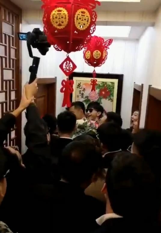 资深专业“伴郎”邓论又来啦！网友：七次可召唤新娘