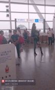 “干将莫邪”现身南京机场  一男子单手抱女友