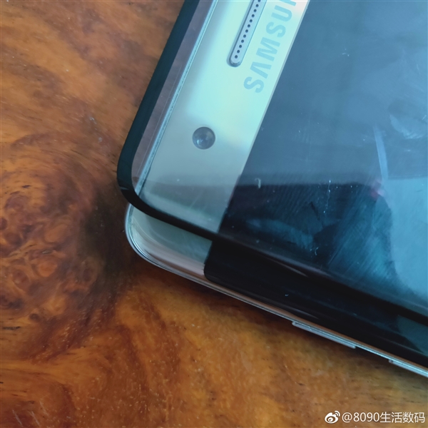 Galaxy S10 Plus下巴对比iPhone X：宽度基本相当