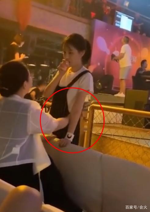 赵本山妻子陪同女儿球球一起参加活动？赵本山夫妇为女儿短视频庆典做准备？