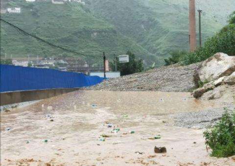 成都市发布暴雨黄色预警信号？成都暴雨引发大桥断裂，农贸市场坍塌？