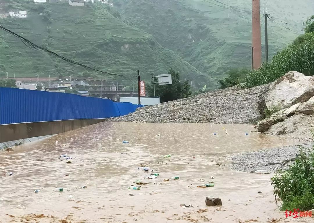 成都市发布暴雨黄色预警信号？成都暴雨引发大桥断裂，农贸市场坍塌？