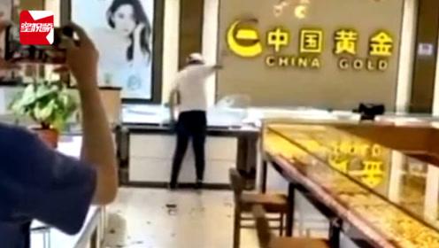 女子砸金店毁坏120件翡翠价值百万谁来赔偿？女子砸金店多个玻璃，保安何在？