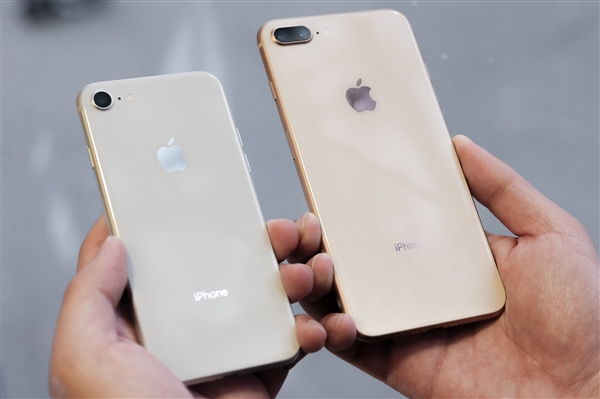 塑料做的iPhone已经消失 2019年是玻璃后壳手机的天下