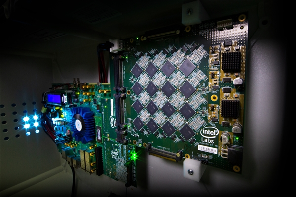 Intel神经拟态芯片64颗互连：800万神经元