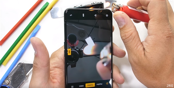 国外博主暴力测试OPPO Reno：十分坚固无法掰弯