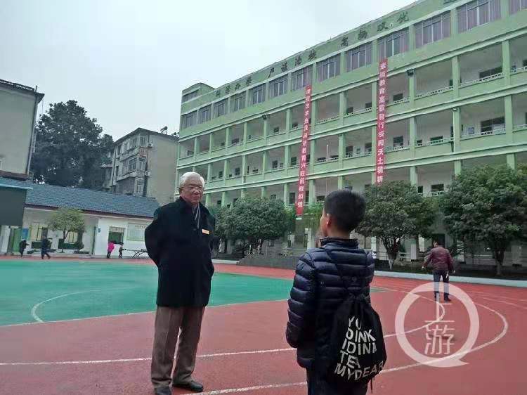 湖北赤壁一小学“课改”引争议：小学一二年级不开数学课