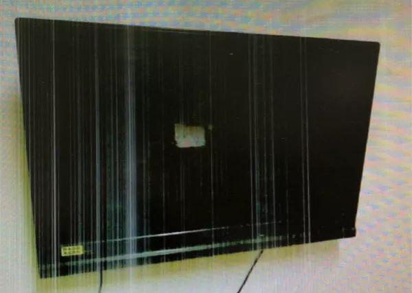 被砸坏的电视机。闵行检察院供图