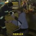 小伙给消防员下跪什么情况？小伙给消防员下让人感动