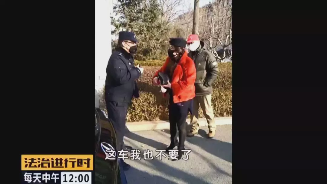 海淀奔驰女硬闯小区现场视频 海淀奔驰女不配合疫情防控还污蔑