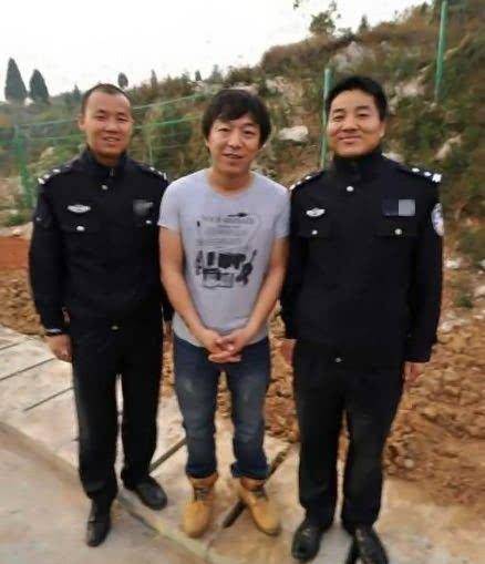 喜感！王宝强斜刘海抢镜 与警察合影有点像被“抓捕”
