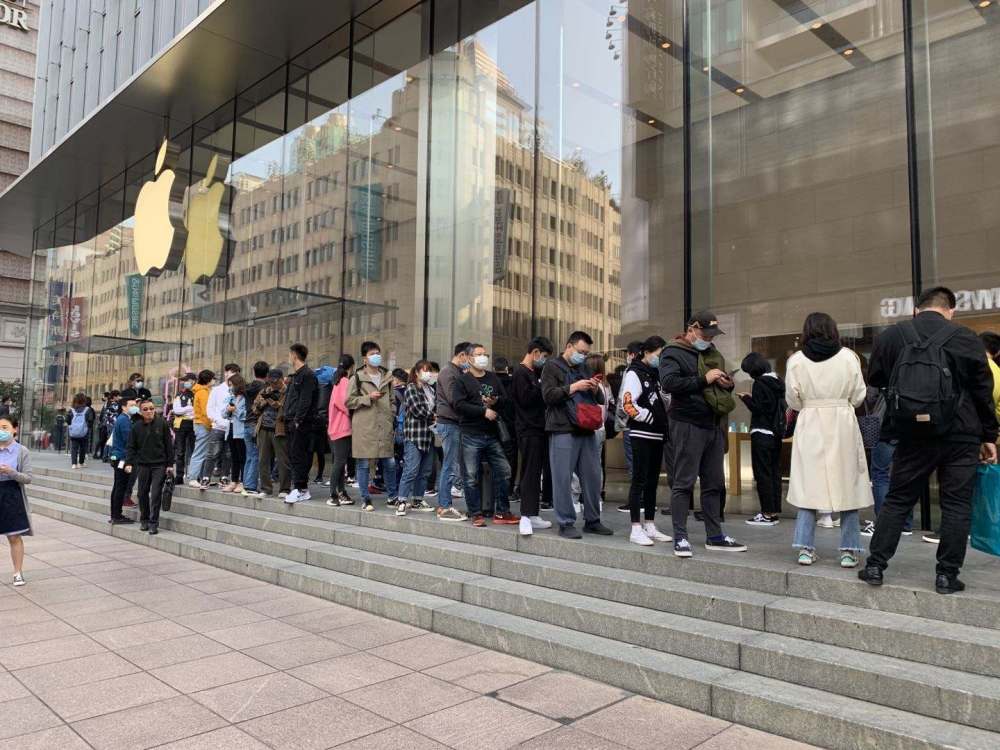 苹果iPhone12开售排队现场画灭爆 现场黄牛称iPhone12Pro大容量加价一千