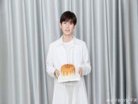 TFBOYS庆祝415七周年 易烊千玺七年前的今天,你们拿到了第一个属于你们的奖