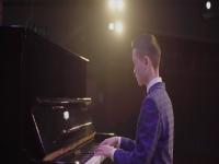 15岁断指少年钢琴过10级 四川泸州15岁少年李镇川
