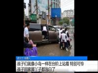 河南家长自费百万在校门口建天桥 原来一共建了两座天桥