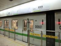 进入上海地铁线路男子已身亡 上海地铁2号线列车进站时翻越站台安全门进入线路