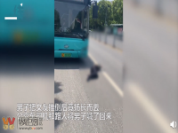 情侣吵架男子将女友推向公交车 男子将女友推向公交车现场视频