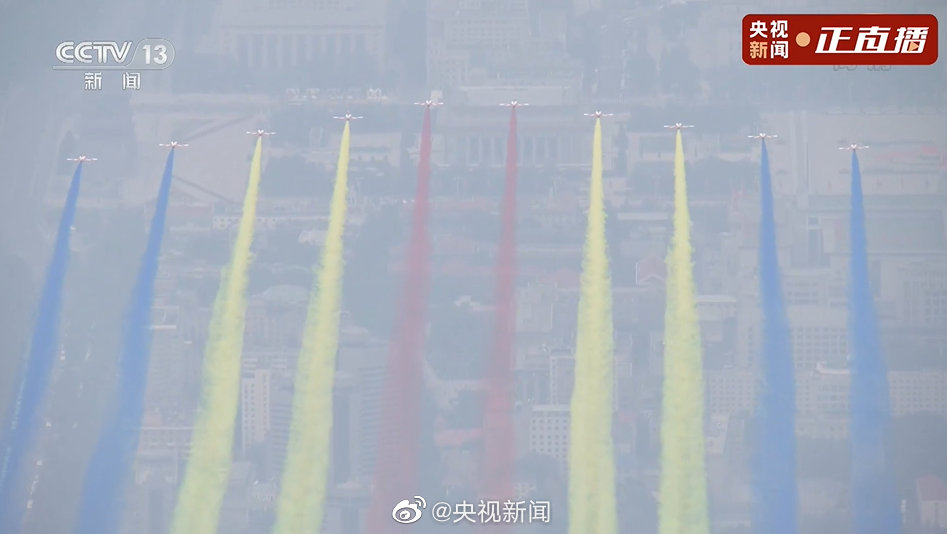 广场鸣放100响礼炮 10道彩烟辉映长空庆祝建党百年