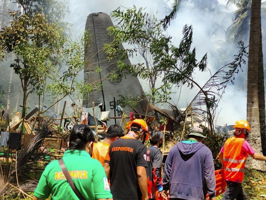 菲律宾飞机坠毁50人死亡事件 菲律宾军机坠毁前画面曝光