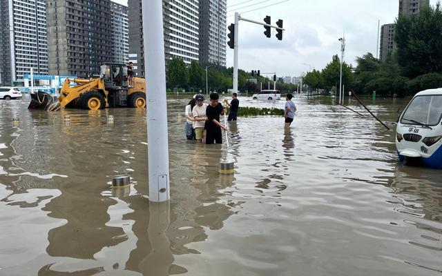 郑州地铁12人遇难事故原因公布 在车厢里给大家鼓劲儿的她 掉了队