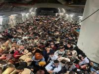 640名阿富汗人挤爆美军机逃离 现场图片曝光