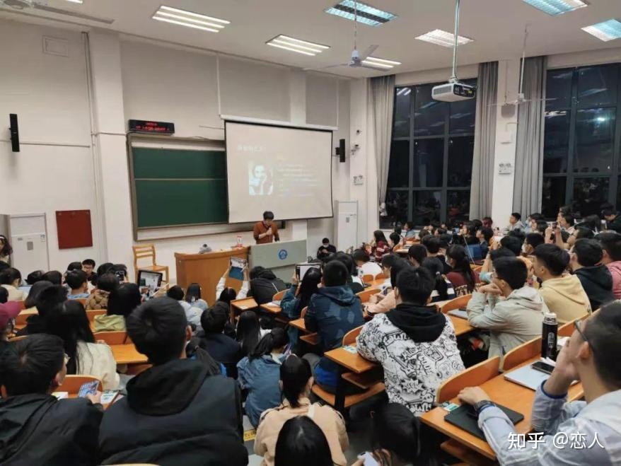 武大学生趴窗听课,场场爆满 网友:对恋爱的渴望体现的淋漓尽致