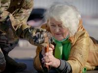 乌克兰平民演习:79岁老太练射击 孩子妇女也开始学习使用