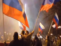 宣布承认乌东两区为独立国家 顿涅茨克民众挥舞俄罗斯国旗庆祝