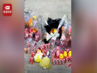 安阳遇害3岁女童母亲发声 河南市民自发献花送零食祭奠被害小妹妹