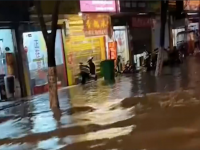 河南暴雨 南阳临街商铺被淹 白天河南雨势将减弱
