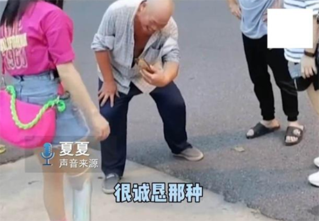 大叔街上拦住两名少女，要求拍摄假肢的视频，原因令人动容！