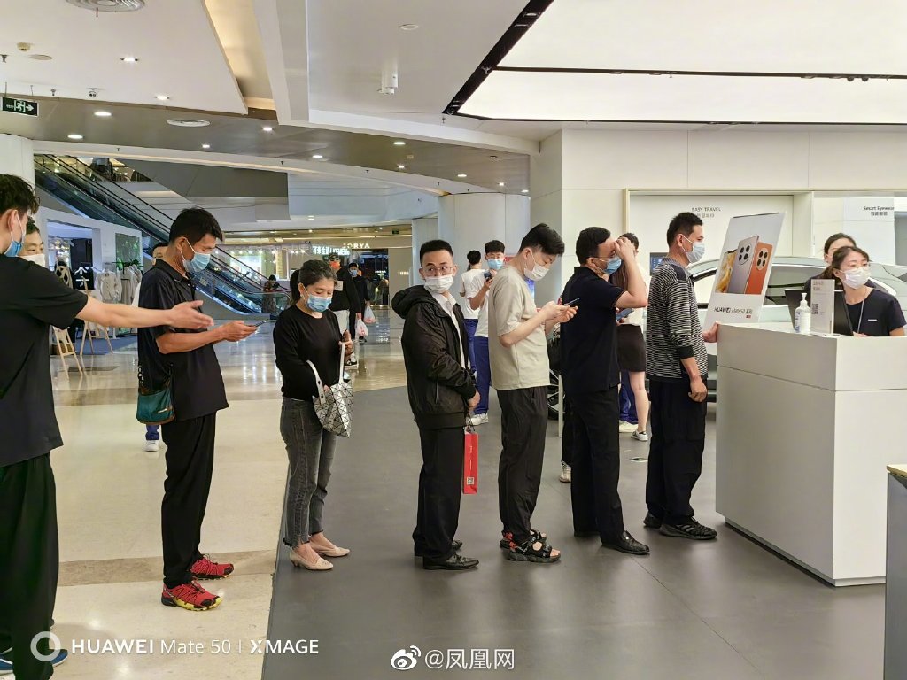 华为门店排长队购新机  华为新机一般多久实体店可以买到 华为体验店预定新机