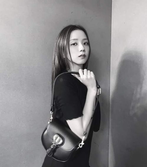 jisoo三根手放进jennie