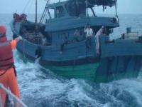 台湾渔民可以到海域捕鱼吗,台当局扣陆14名渔民，还威胁要开枪，给渔民发56冲自卫可行吗