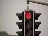 直行遇到红灯为什么要停车，为什么不能右转再掉头右转？,当红灯亮了不能右转弯，这是为什么？！