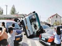 学生出游贴“绑架”纸条 大巴被截停,学生乘车贴绑架纸条，迅速行动将大巴被截停