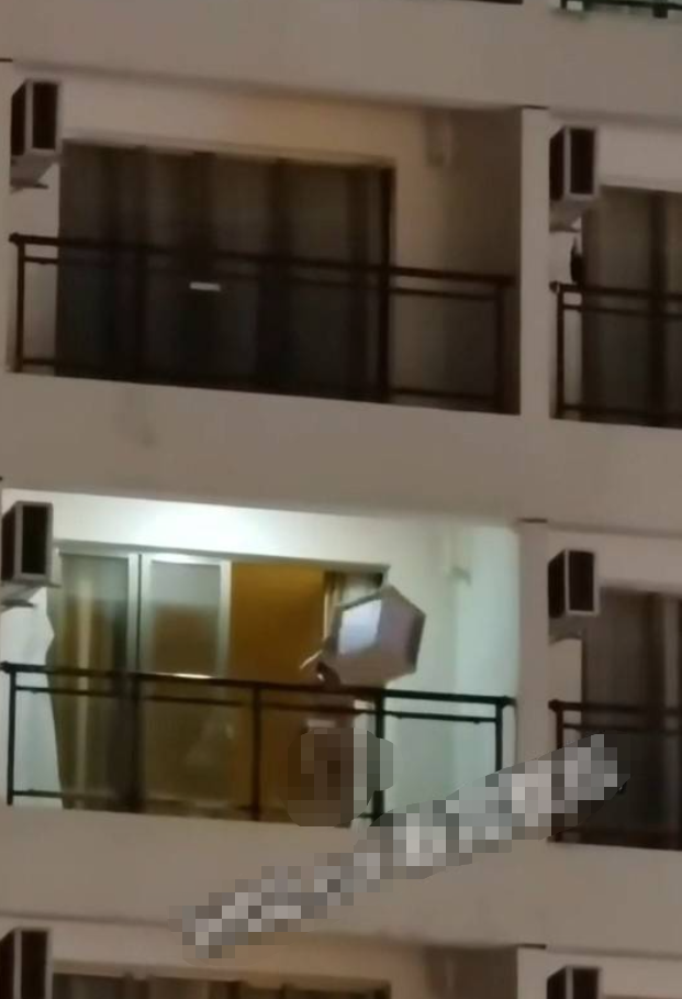海南三亚 一女子在在江南百悦商务大酒店 脱光衣服高空抛物 第2张