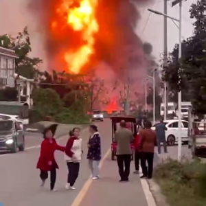 四川雅安一油罐车爆燃引燃两货车_油罐车油气回收口出现漏油，是否正常？