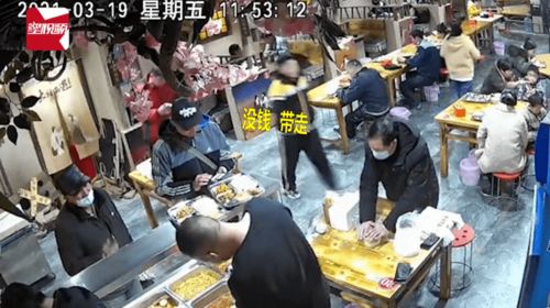 饭店老板跳河救人后继续做饭_饭店老板凌晨跳河救人，民警找到时他正在颠勺炒饭