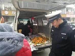 特警帮车祸司机1.5小时卖光800斤橘子_特警巡逻途中偶遇车祸现场，接下来的举动很暖心