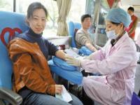 公务员献血事件女子父亲回应包机转院_西藏阿里全体公务员献血事件女子父亲回应包机转院：花费约120万，钱是借来的