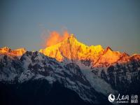 在梅里雪山感受星河流淌和日照金山_见一面吧！就在梅里雪山“日照金山”之时，这份观赏攻略，请收下