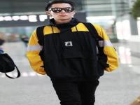 王鹤棣黑色连帽外套_王鹤棣穿了件运动连帽卫衣，黄色和黑色搭配在一起，超有高级感！