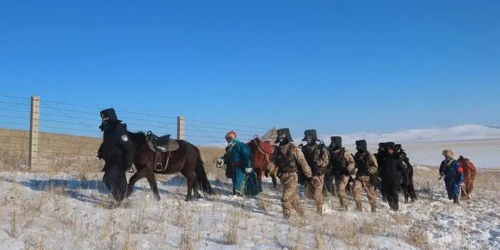 马背警队顶风冒雪8小时为牧民找回牛群_8小时40公里！马背警队暴雪中寻回走失牛群