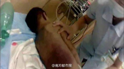 网传男孩遭亲爸后妈虐待睡楼道_耸人听闻，亲妈伙同后爸打死了自己的儿子，就因为怀疑他偷了钱