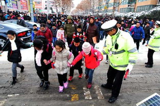 民警一路手牵手护送迷路娃_萌娃外出迷路 交警暖心护送