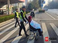 女辅警护送轮椅老人就医超100次_【#女辅警护送轮椅老人就医超100次#】