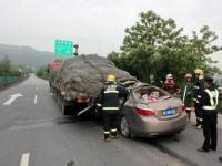 广西发生一起道路交通事故，致2人死亡，造成这起事故的原因是什么_广西一小汽车追尾大货车5人身亡现场情况如何